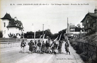 Cartolina raffigurante i pescatori di gamberi al Village Suisse, Paris-Plage, c.1910 da French Photographer